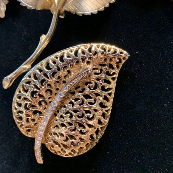 LOT OF 4 60’s GOLDEN LEAF BROOCHES AND ROSE BROOCH - Picture 6 of 13